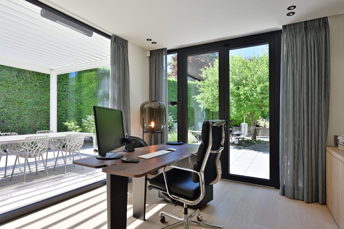 Grote moderne pui en deuren naar buiten, luxe door Maasframe